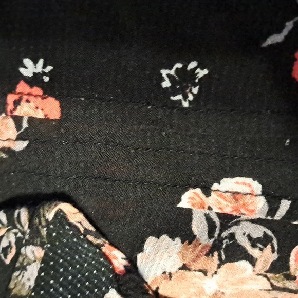 Torrid SEXY black floral Top with short sleeves Size 1 plus size - Picture 2 of 3